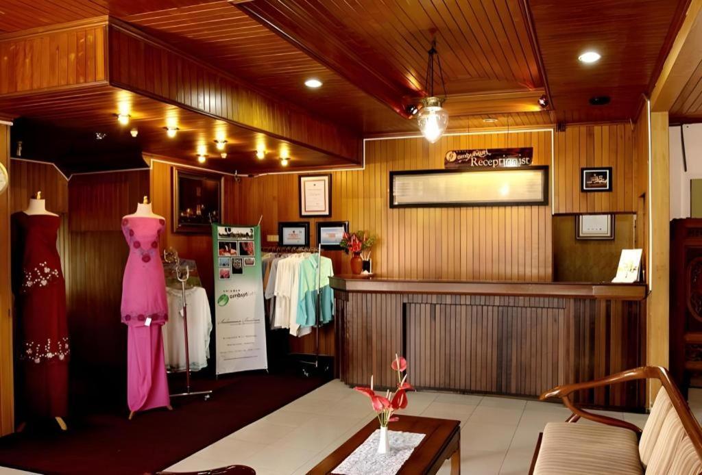 Ambun Suri Hotel Букитинги Екстериор снимка