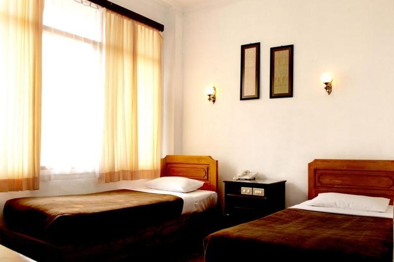 Ambun Suri Hotel Букитинги Екстериор снимка
