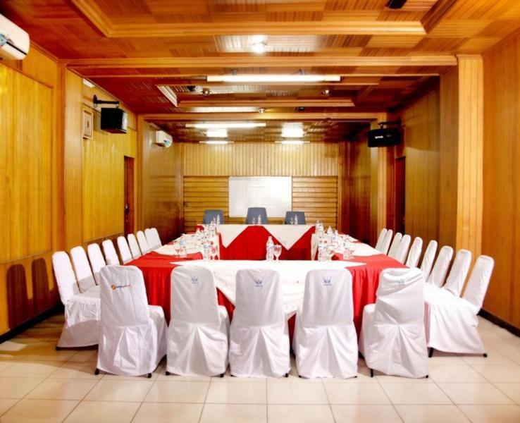 Ambun Suri Hotel Букитинги Екстериор снимка